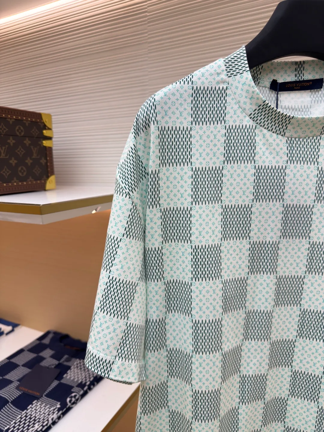 LOUIS VUITTON green checkerboard print short sleeves ●Authentic product: purchased and developed for 7300 ●Item number: 1680298-A35 ●Fabric: cotton fabric ●Technology: jacquard production ●Version: fitted version ●Weight: about 210 grams ●Size: XS-S-M-L ●Description: Made of cotton jersey fabric, chest Marque L Uuitton deposee Embroidery, simple letter pattern embellishment on the chest, the letter size spacing effect is consistent. Using linen embroidery thread combined with encrypted processing, the embroidery body has a subtle matte visual texture; the embroidery effect is three-dimensional and full. The smaller the embroidery, the more sophisticated and demanding it is. The embroidery thread is made of imported material, which is more flexible and glossy than ordinary embroidery thread; the stitches are clear and smooth, and have a three-dimensional texture effect. The whole-piece positioning quilting process is a delicate and complex technology. During the cutting process, it is necessary to ensure that the pattern or texture of each piece can perfectly match the other pieces. Through floral tailoring, the checkerboard pattern of ready-made garments appears neatly arranged. Straight round neck style, same style for men and women!